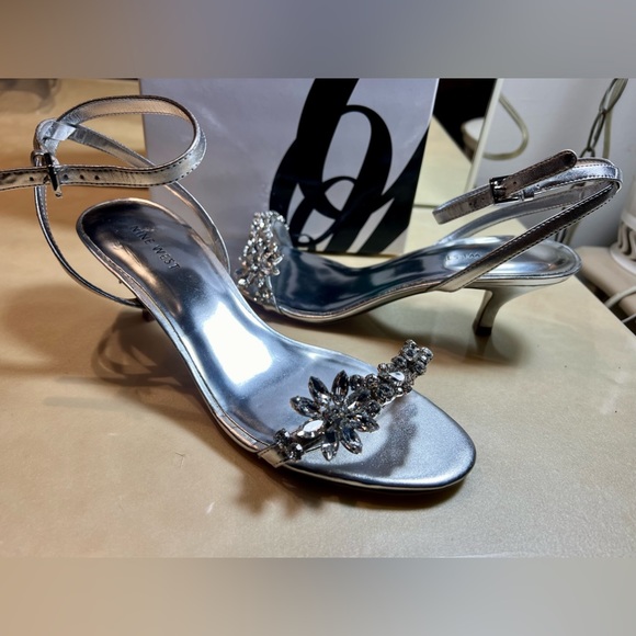 Nine West Off Course Silver Crystal flower dress shoes 7.5 - Picture 7 of 11